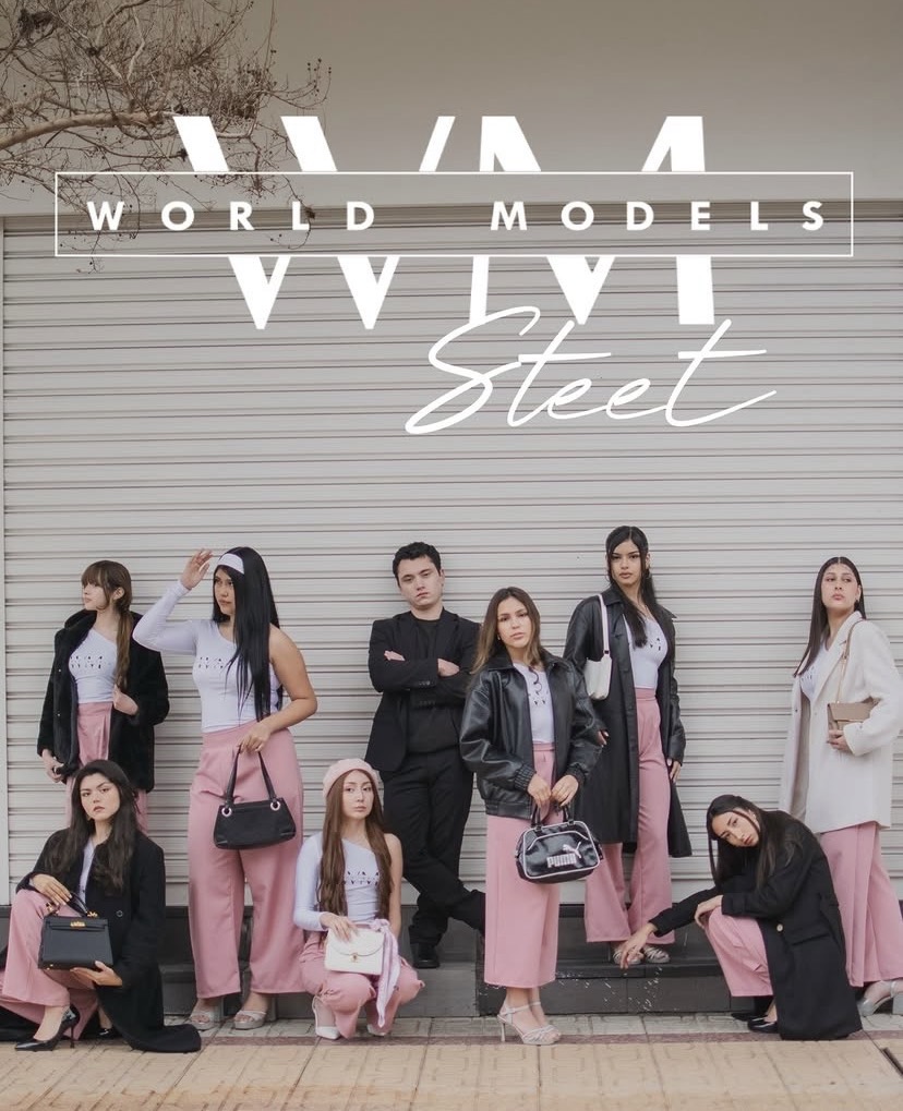 Alumnas practicando pasarela en clase de World Models